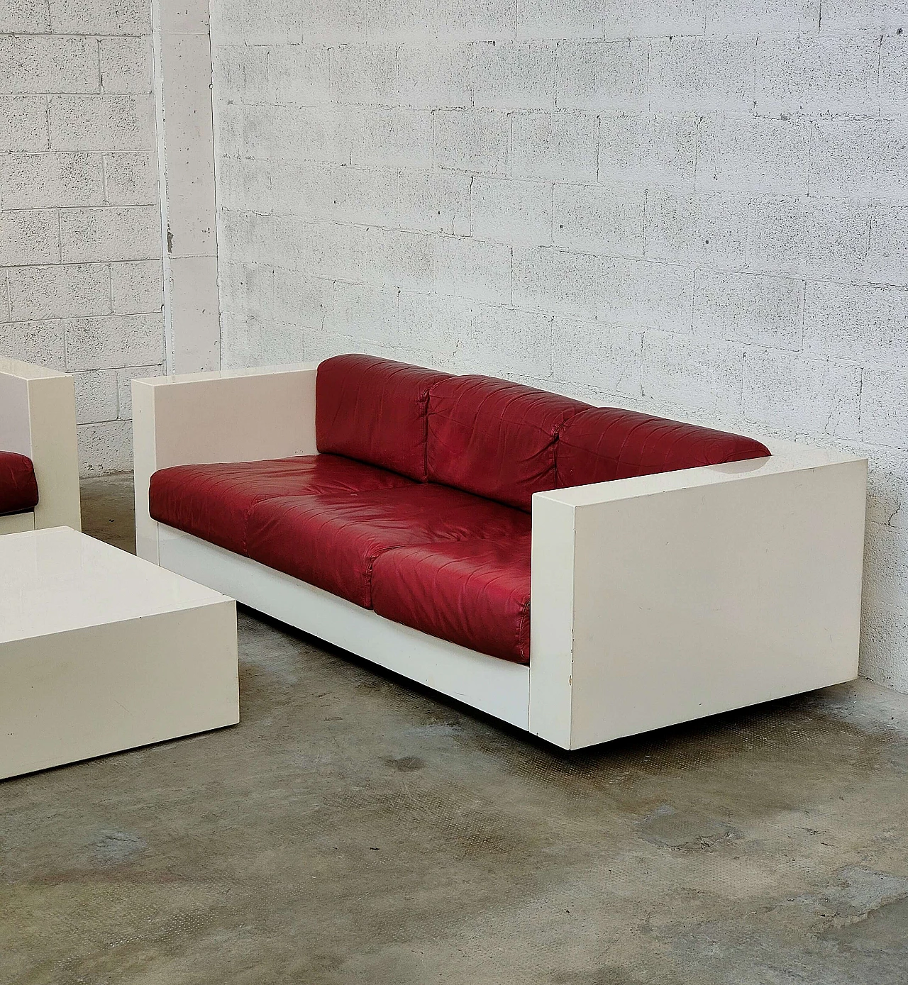 Pair of Saratoga sofas and coffee table by Lella and Massimo Vignelli for Saratoga, 1964 6
