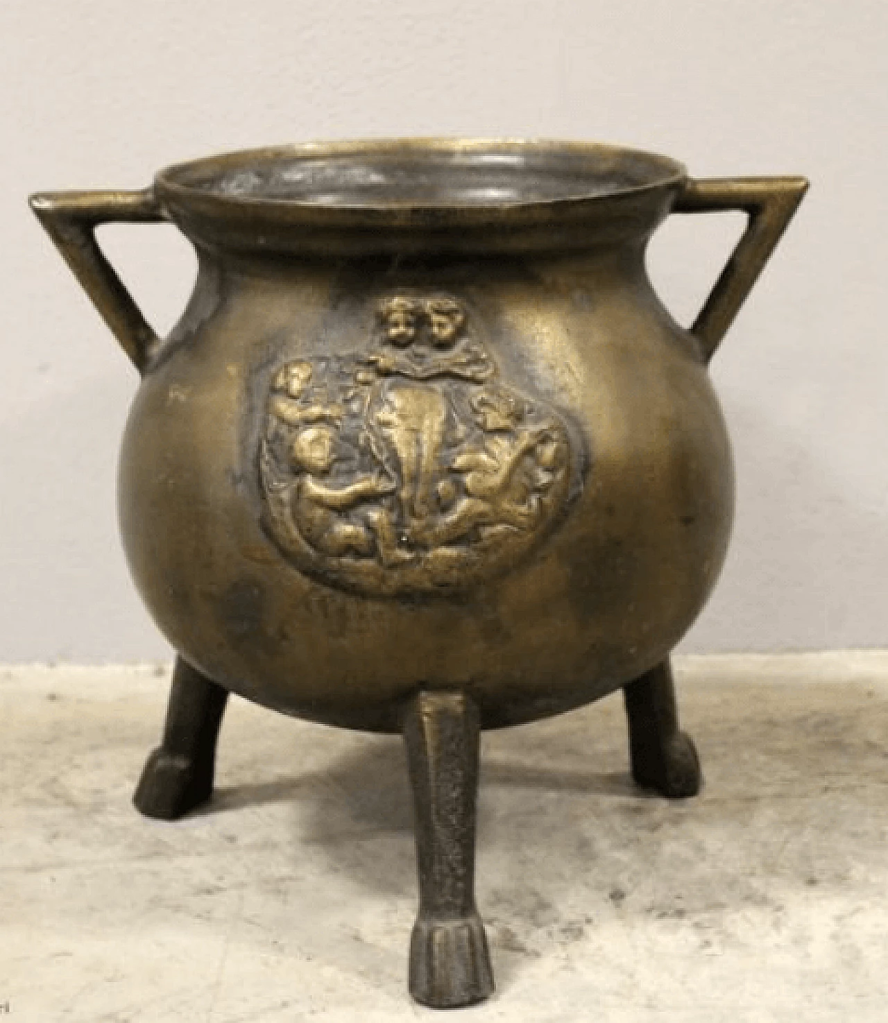 Rounded bronze vase, 19th century 1