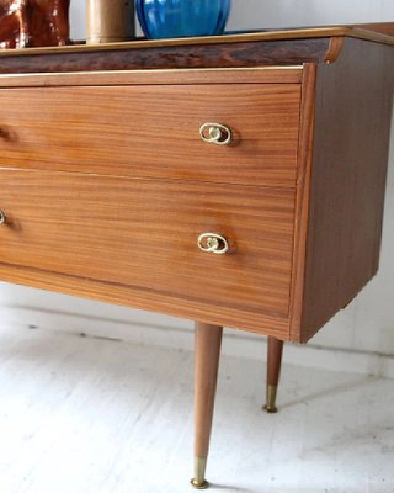 Credenza inglese con gambe in dansette, anni '60 2