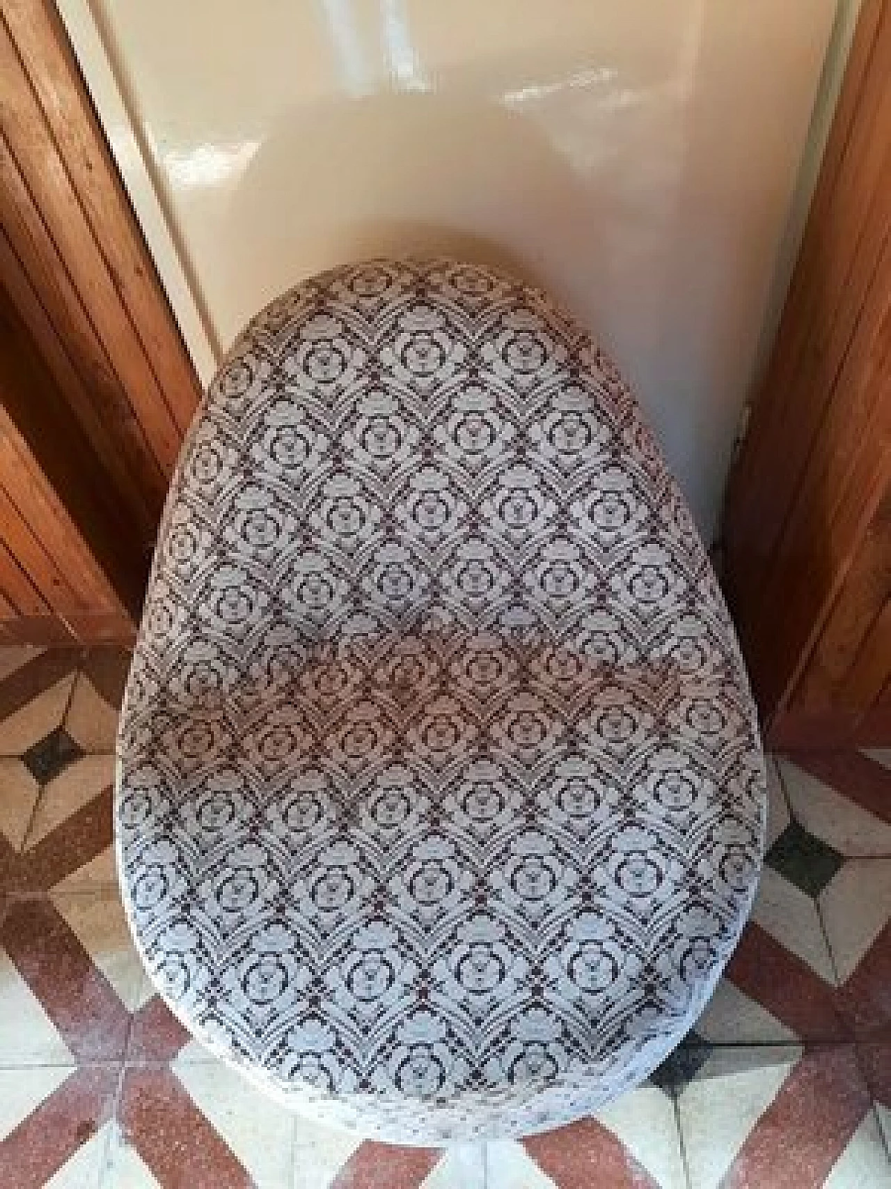 Poltrona con tessuto fantasia, anni '70 9