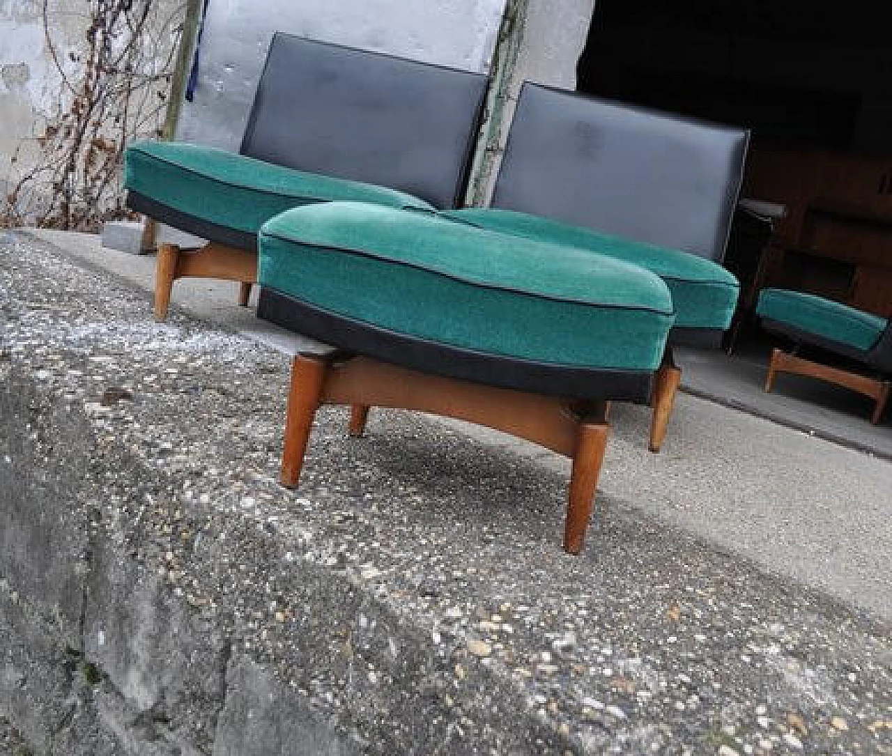 Coppia di poltrone danesi con divano e pouf,  anni '60 2