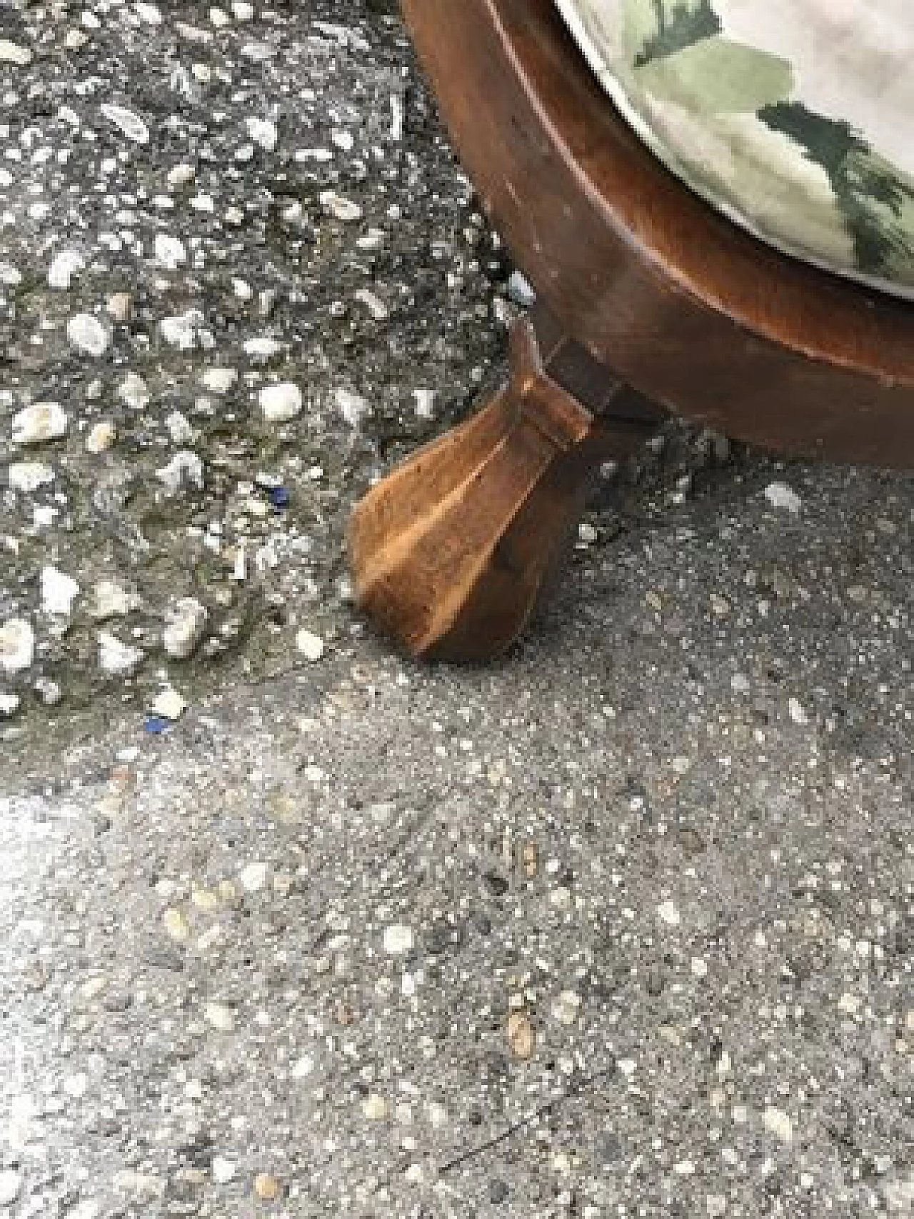 Poltrona in legno con seduta rivestita in stoffa floreale, anni '50 2