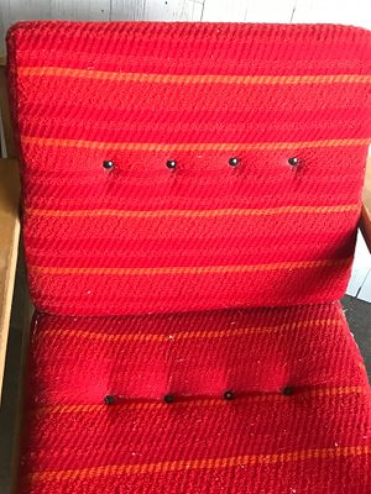 Coppia di poltrone con struttura in legno e cuscini rossi, anni '60 2