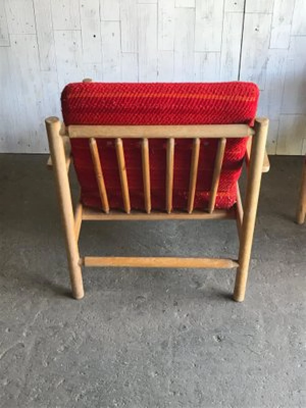 Coppia di poltrone con struttura in legno e cuscini rossi, anni '60 3