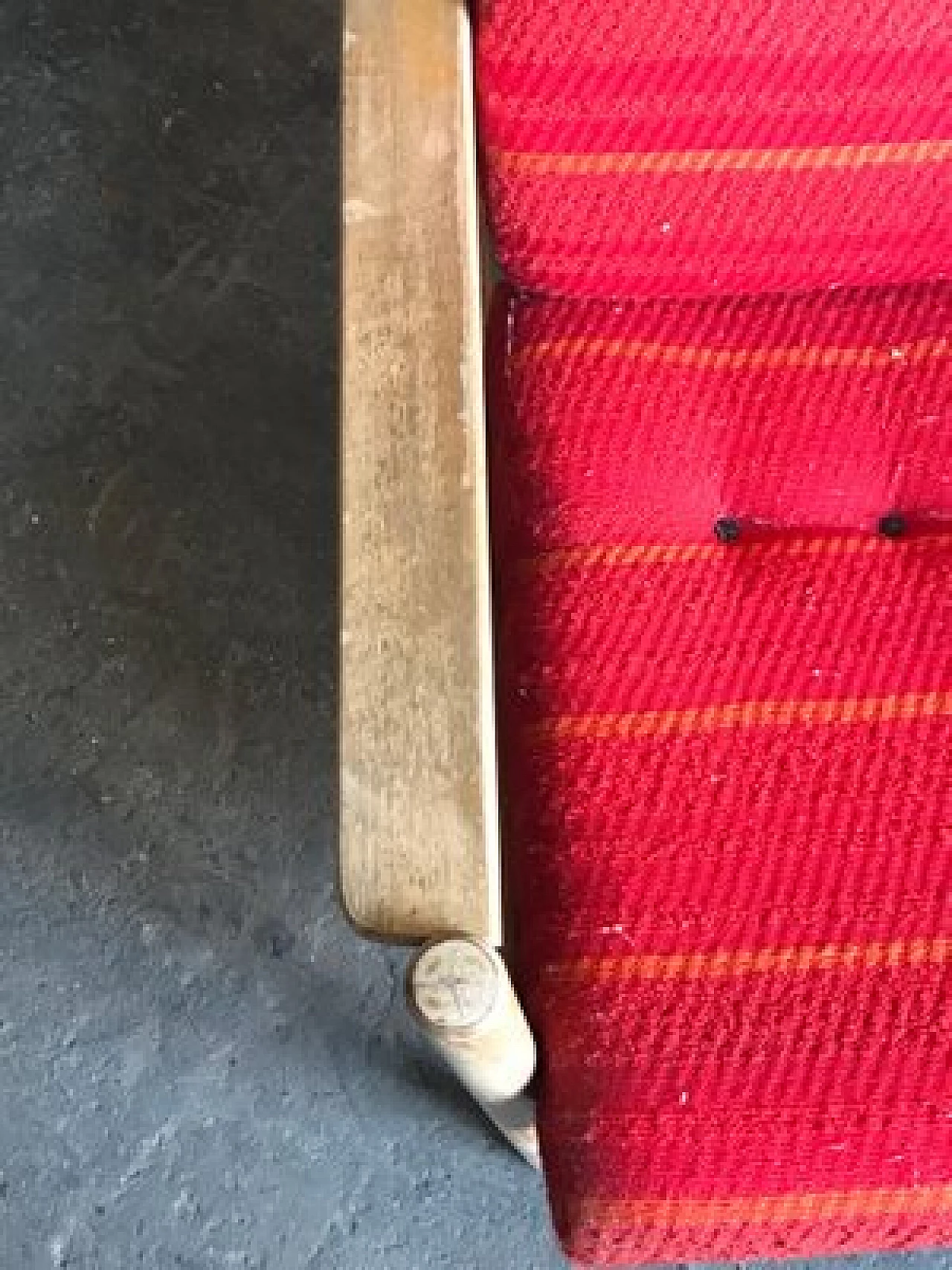 Coppia di poltrone con struttura in legno e cuscini rossi, anni '60 5