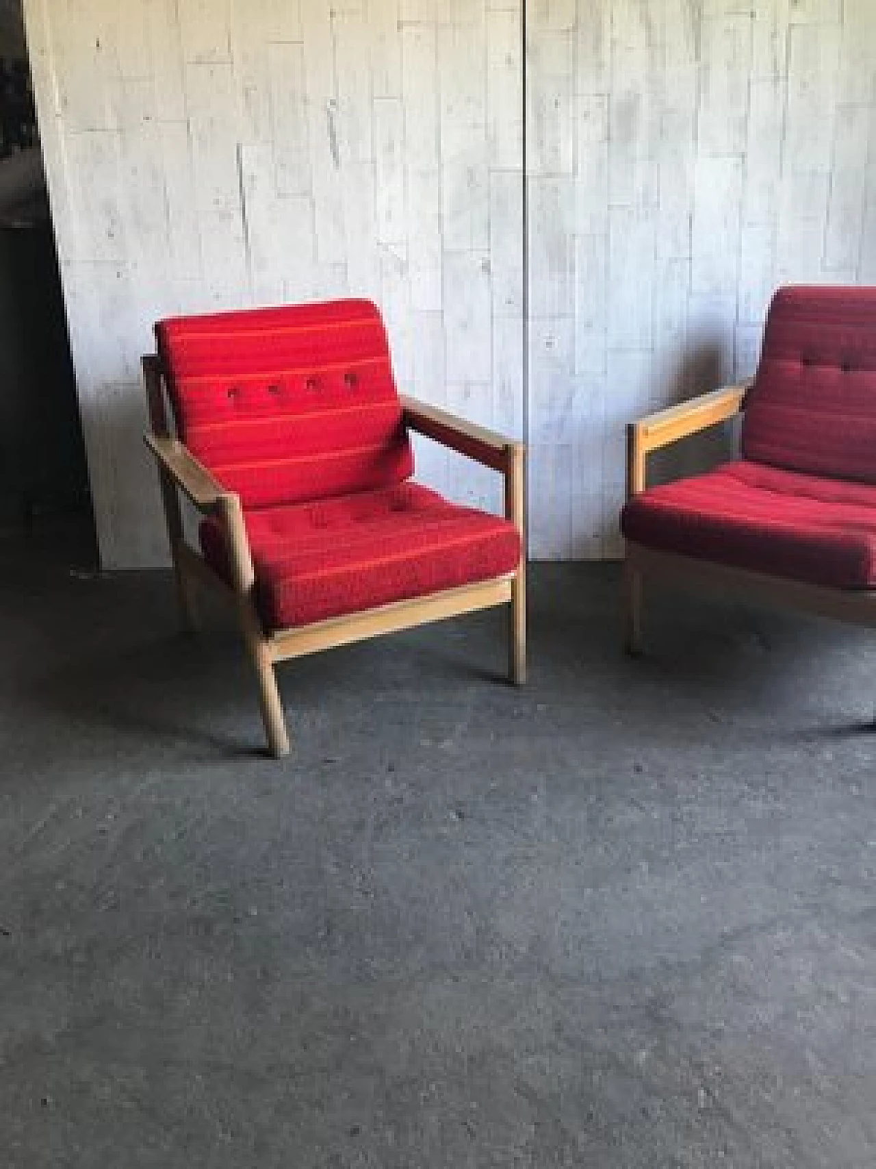 Coppia di poltrone con struttura in legno e cuscini rossi, anni '60 6