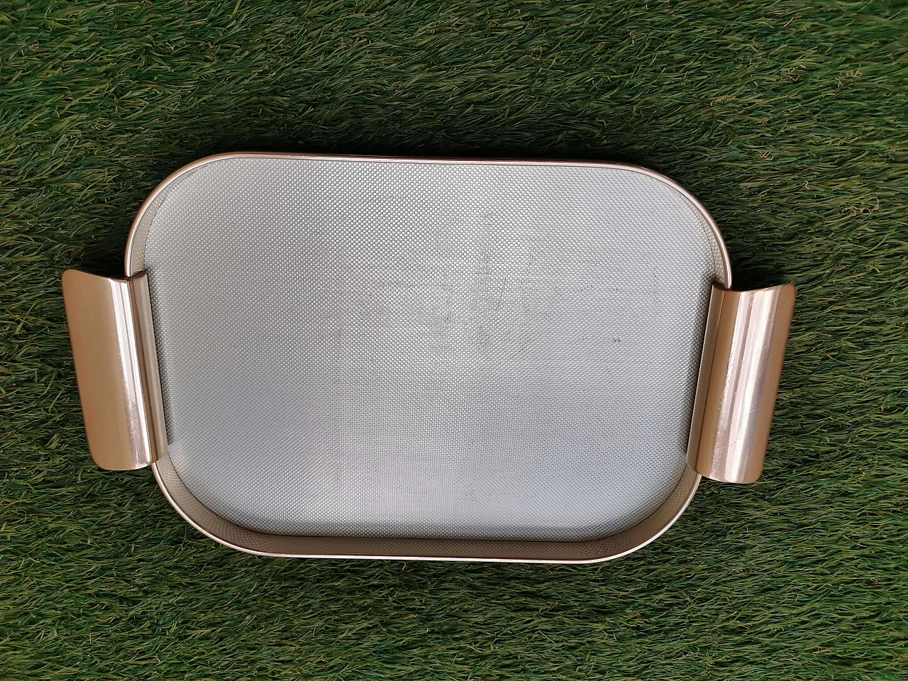 Vassoio in metallo con estremità arrotondate, anni '60 1