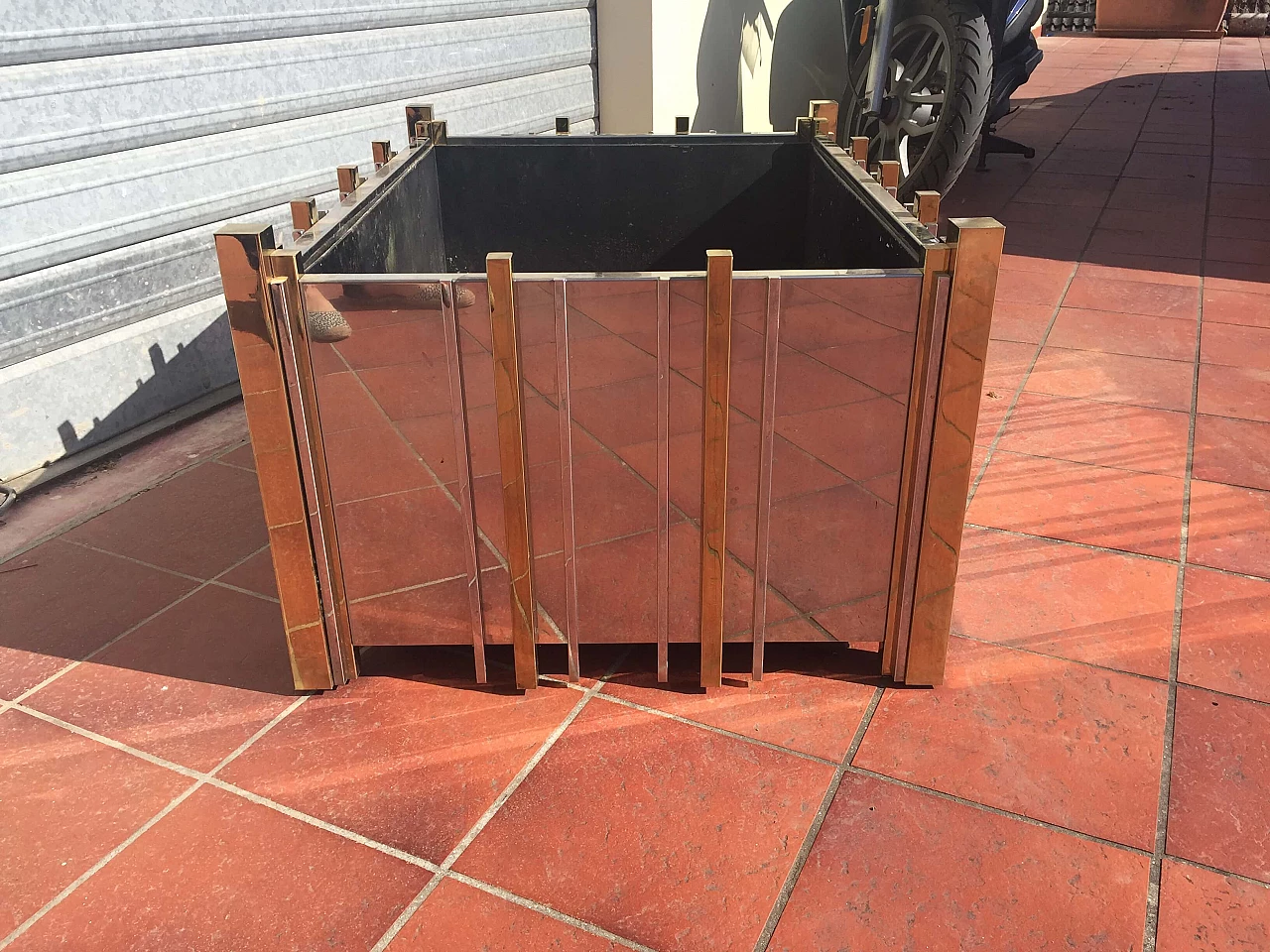 Fioriera in ottone e acciaio tirato a specchio, anni '70 4