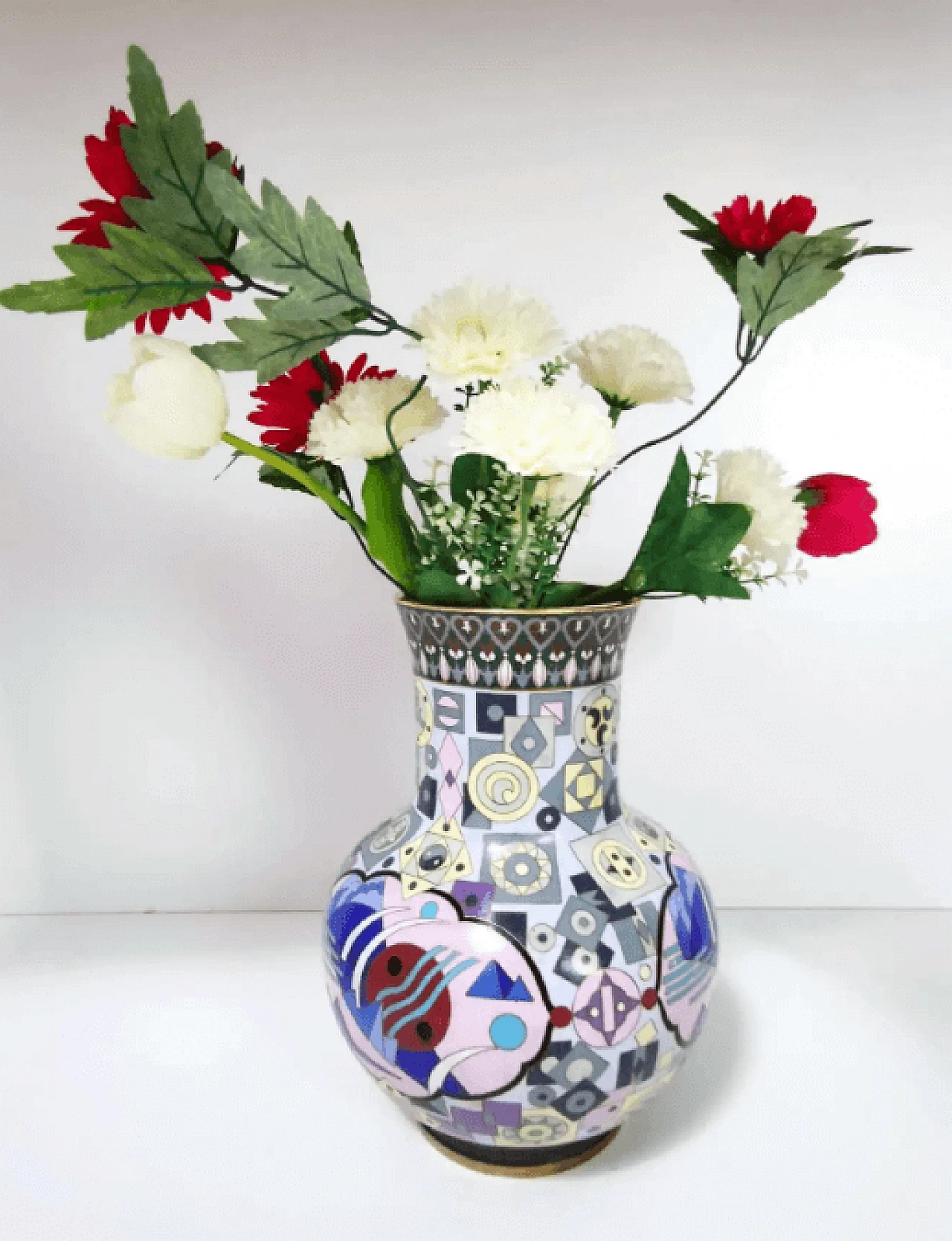 Vaso cinese di Jingfa Cloisonné colorato con base in ottone, anni '70 2