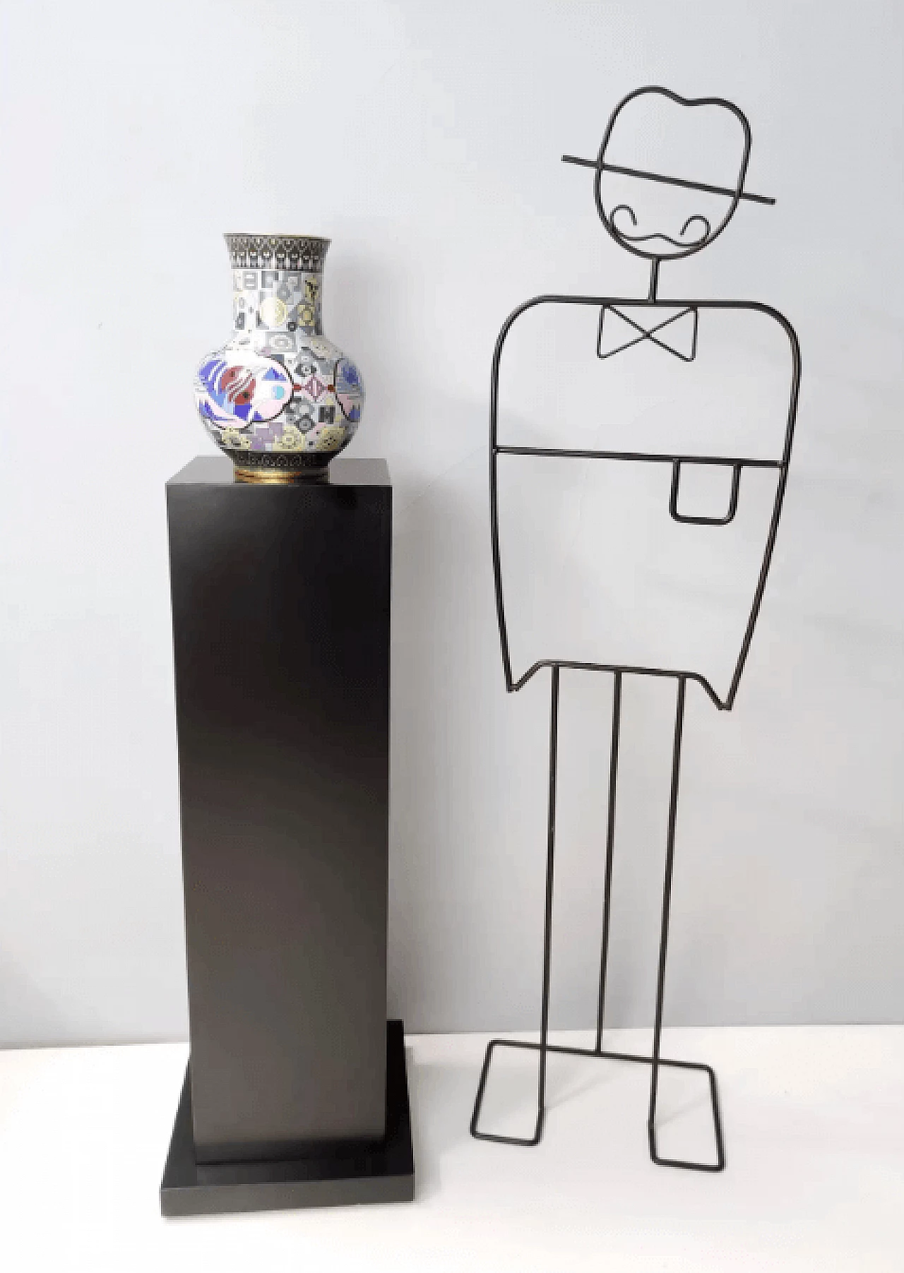 Vaso cinese di Jingfa Cloisonné colorato con base in ottone, anni '70 4