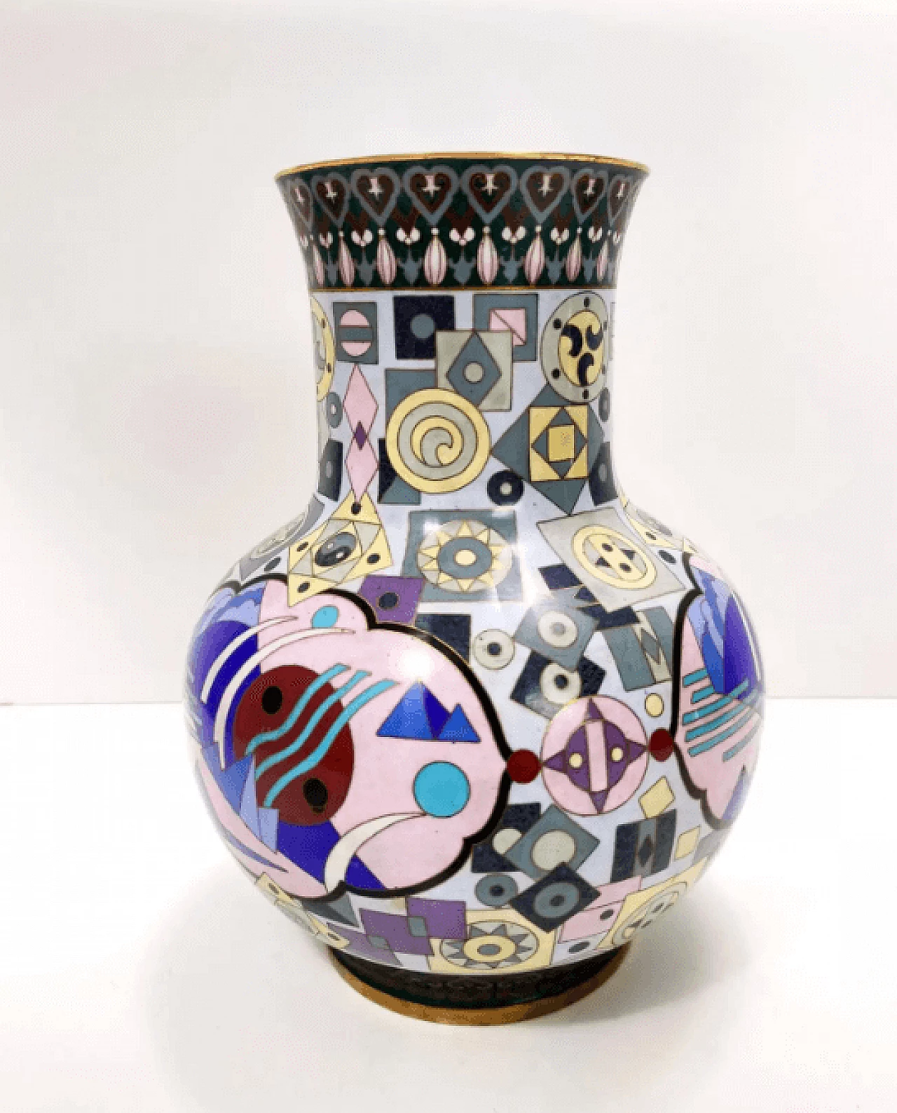 Vaso cinese di Jingfa Cloisonné colorato con base in ottone, anni '70 5