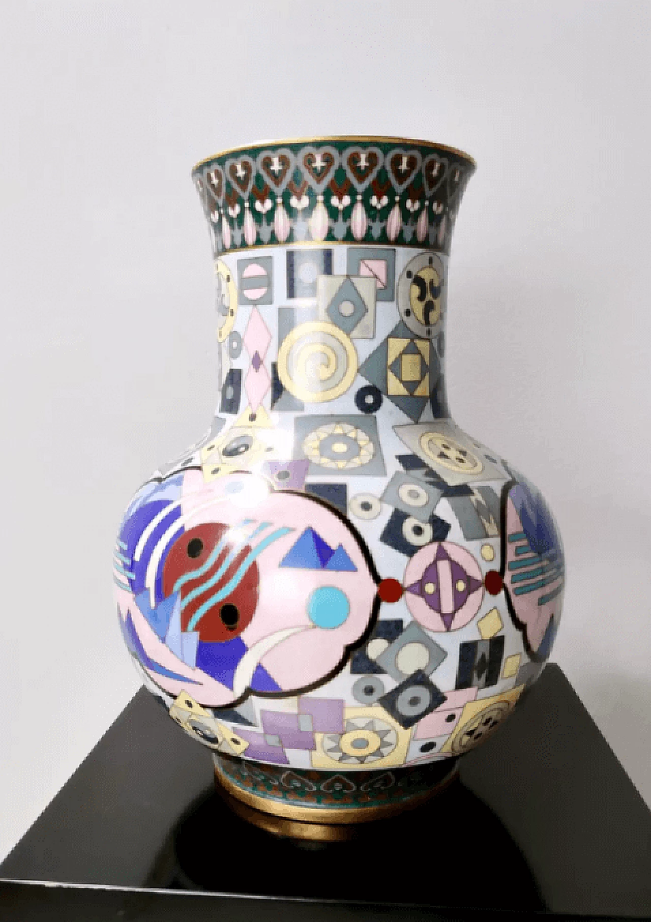 Vaso cinese di Jingfa Cloisonné colorato con base in ottone, anni '70 6