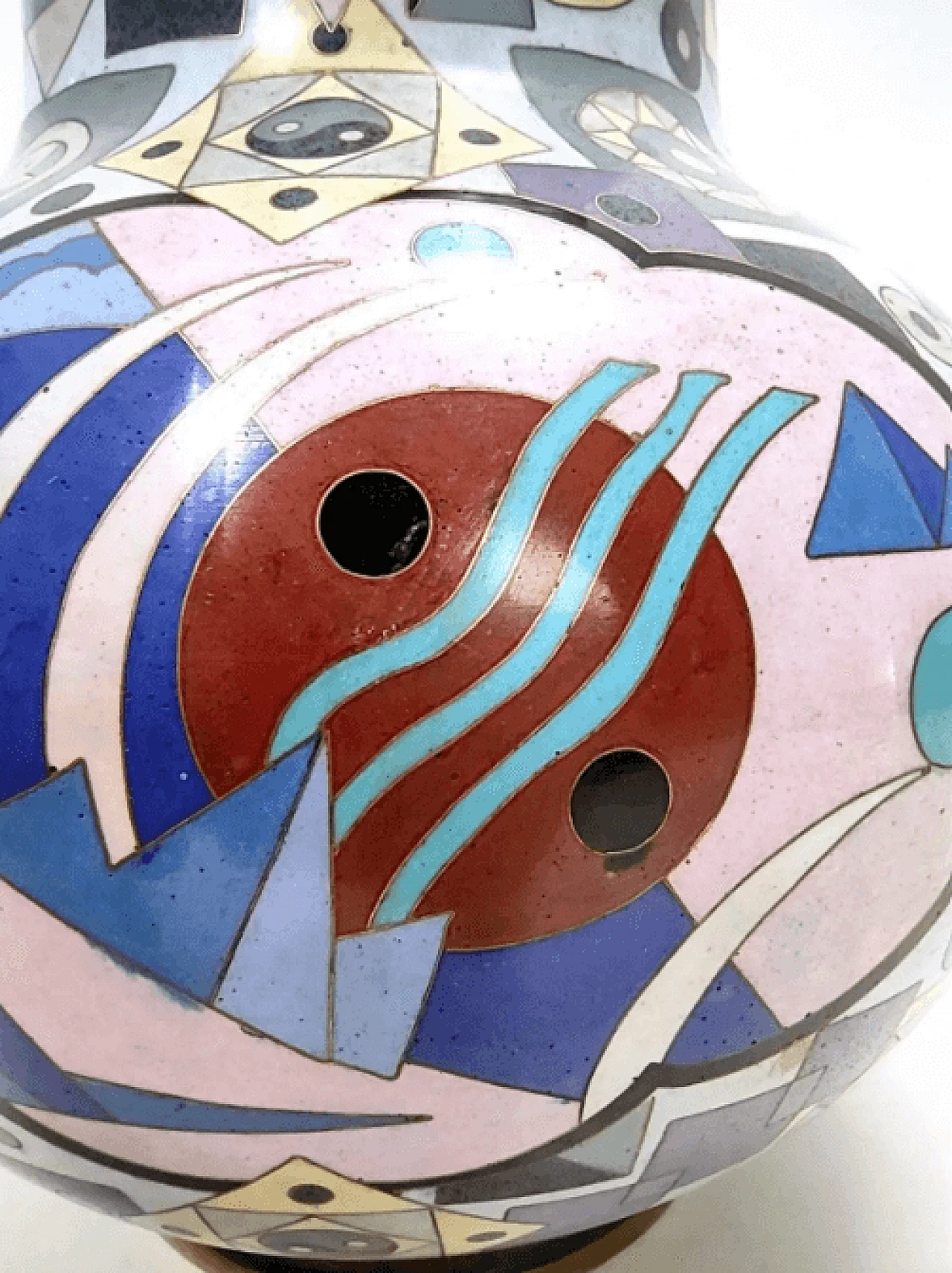Vaso cinese di Jingfa Cloisonné colorato con base in ottone, anni '70 9