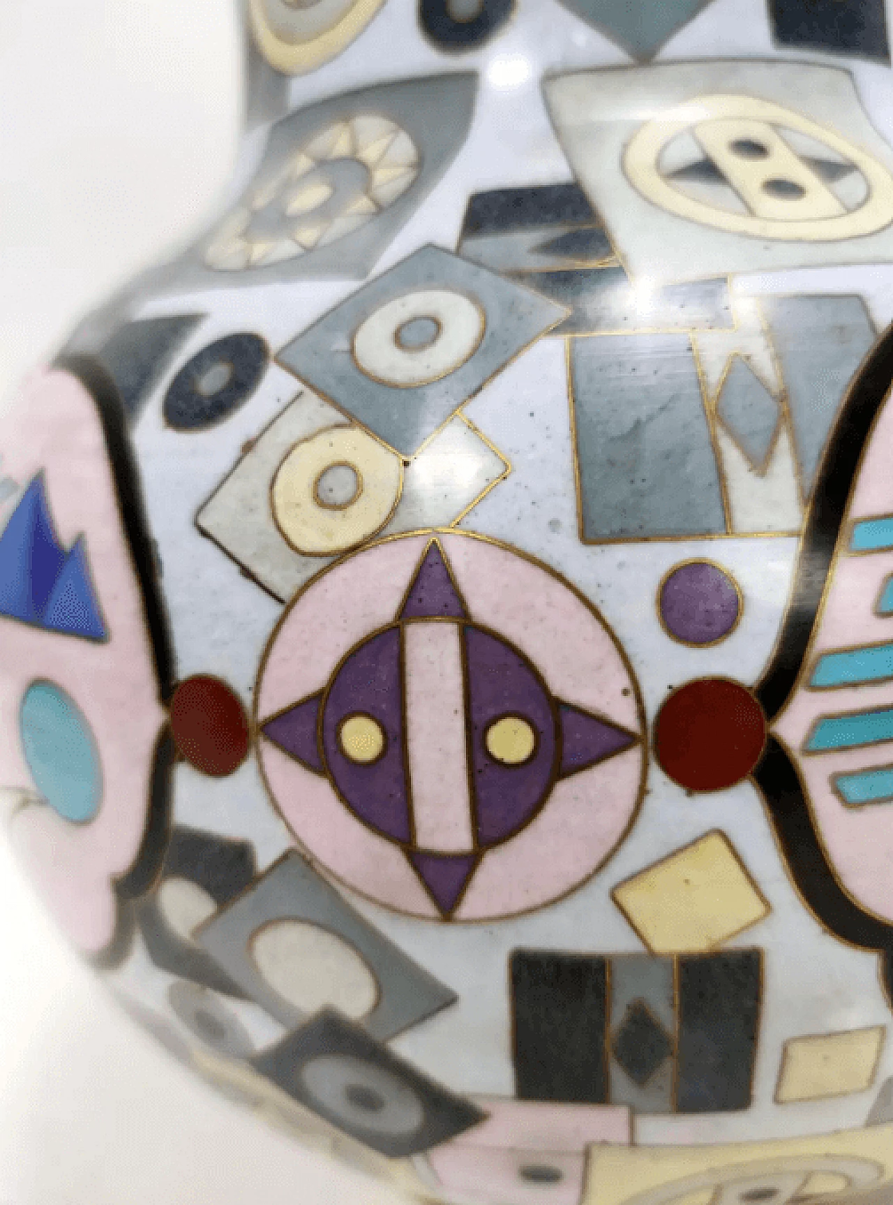 Vaso cinese di Jingfa Cloisonné colorato con base in ottone, anni '70 11