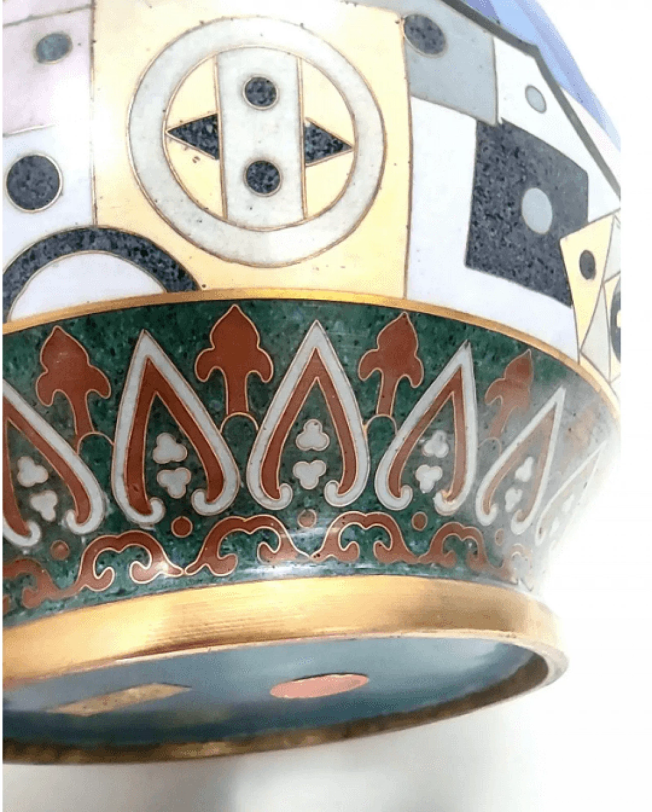 Vaso cinese di Jingfa Cloisonné colorato con base in ottone, anni '70 12