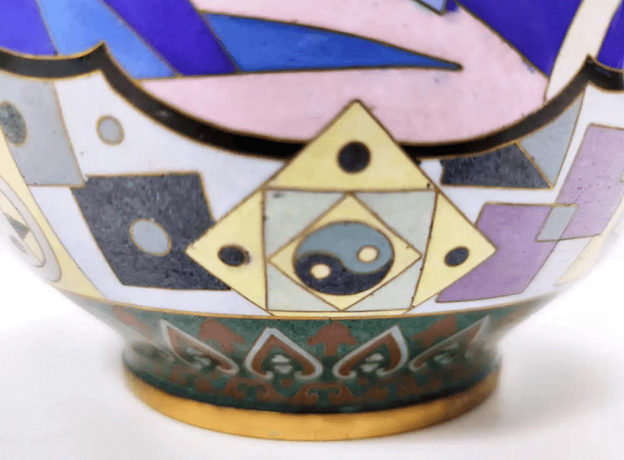Vaso cinese di Jingfa Cloisonné colorato con base in ottone, anni '70 13