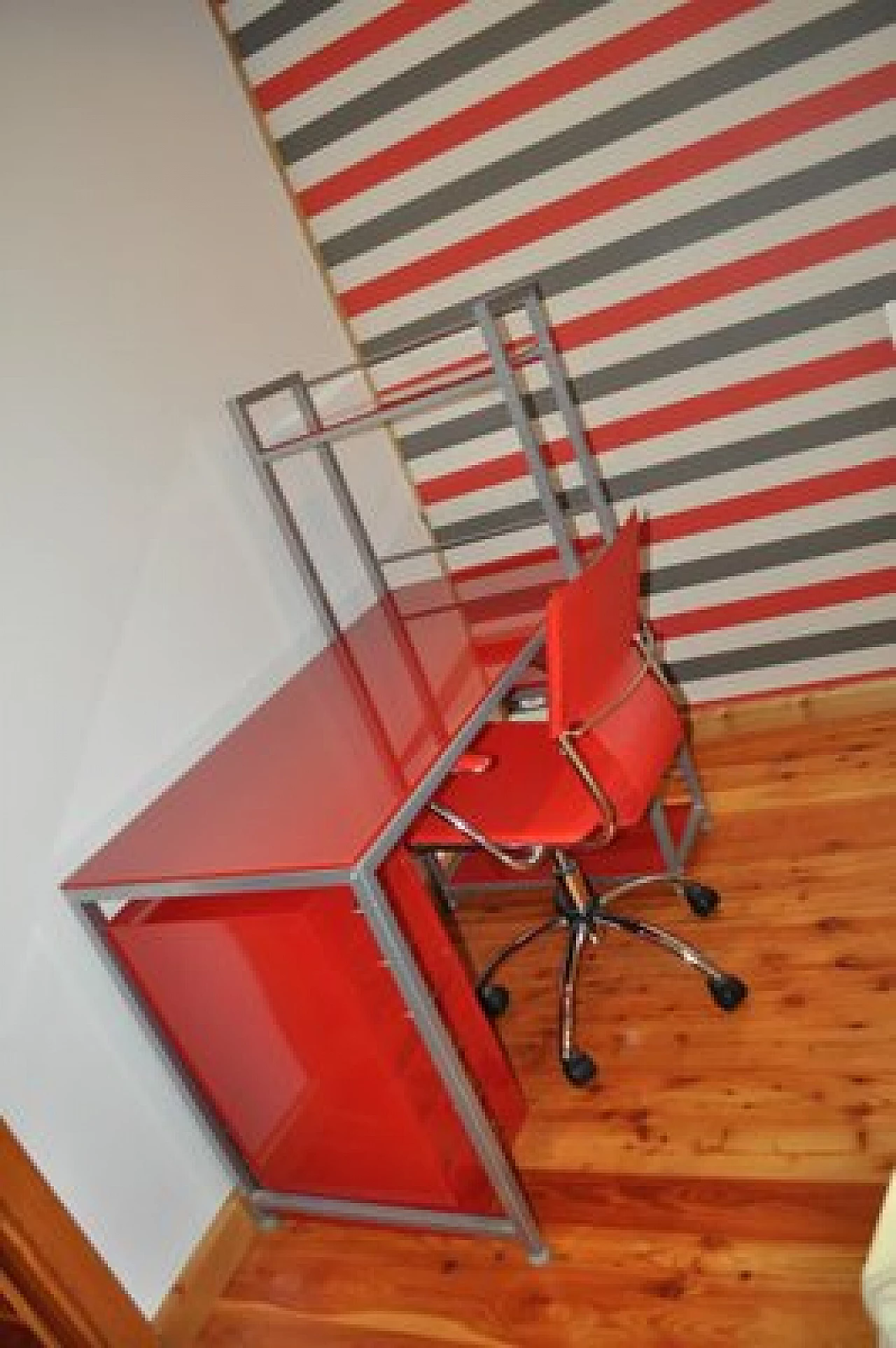 Scrivania Bauhaus rossa con sedia e mobiletto in metallo, anni '90 6