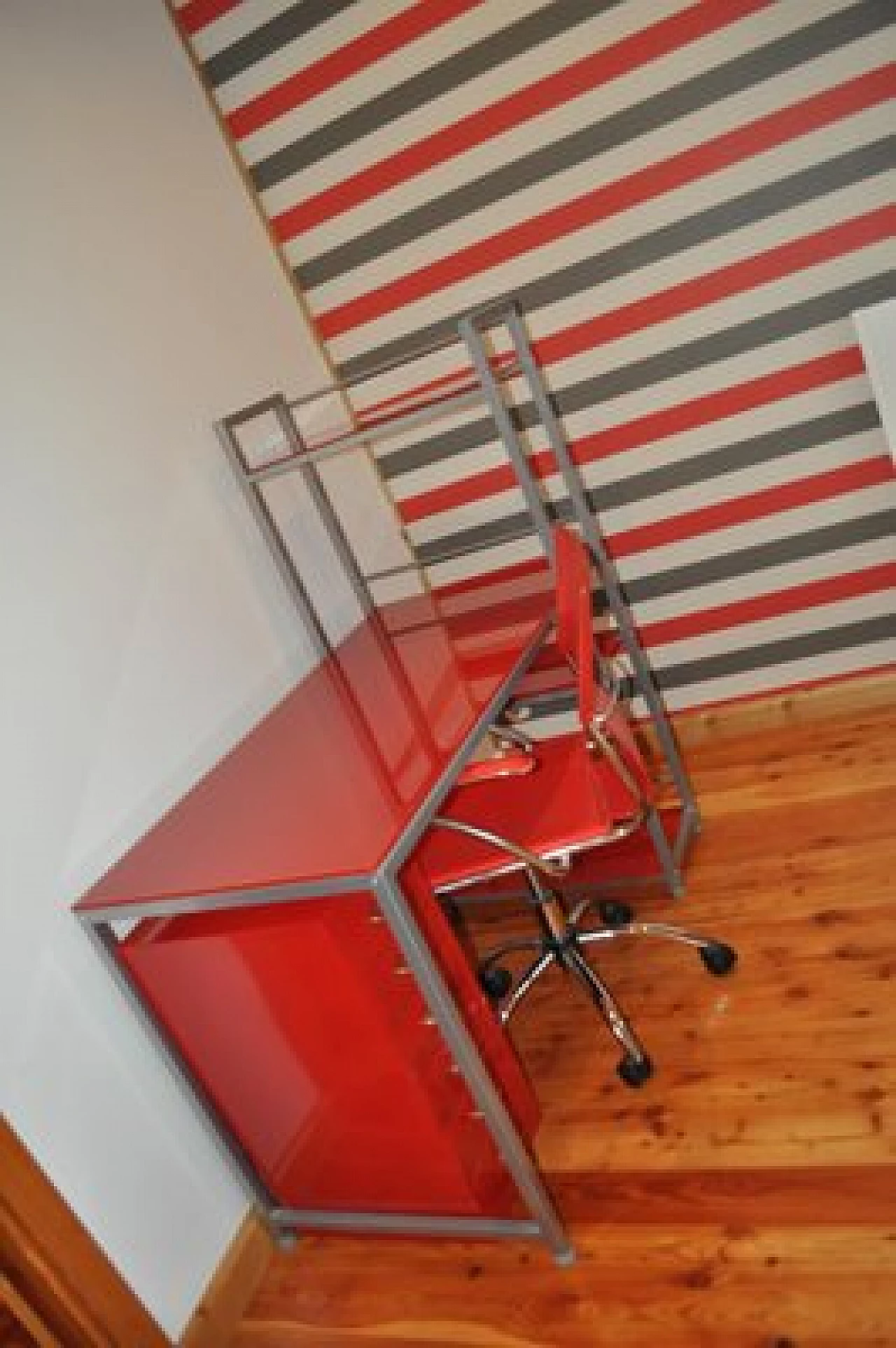 Scrivania Bauhaus rossa con sedia e mobiletto in metallo, anni '90 13