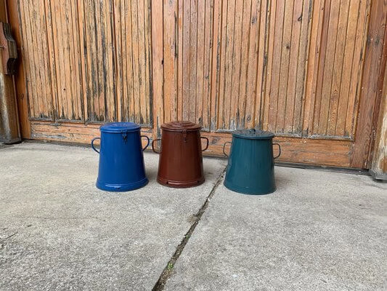 3 Contenitori metallici smaltati di diversi colori, anni '50 1