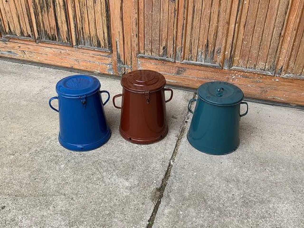 3 Contenitori metallici smaltati di diversi colori, anni '50 2