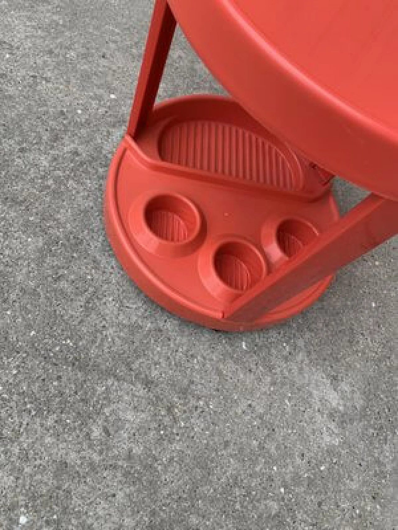 Red plastic bar trolley, 1970s 6