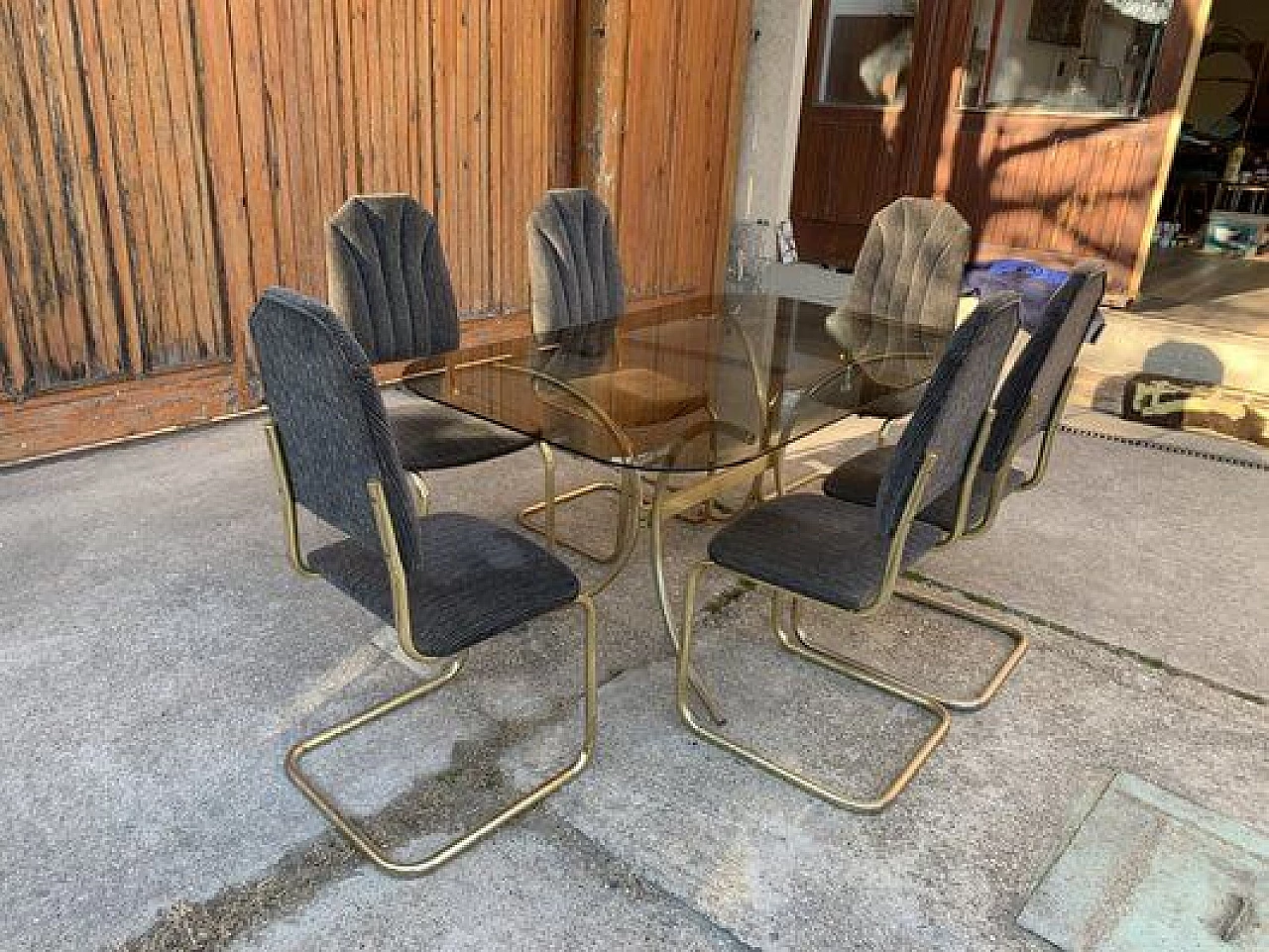 Tavolo da pranzo in vetro con 6 sedie in ottone, anni '70 1