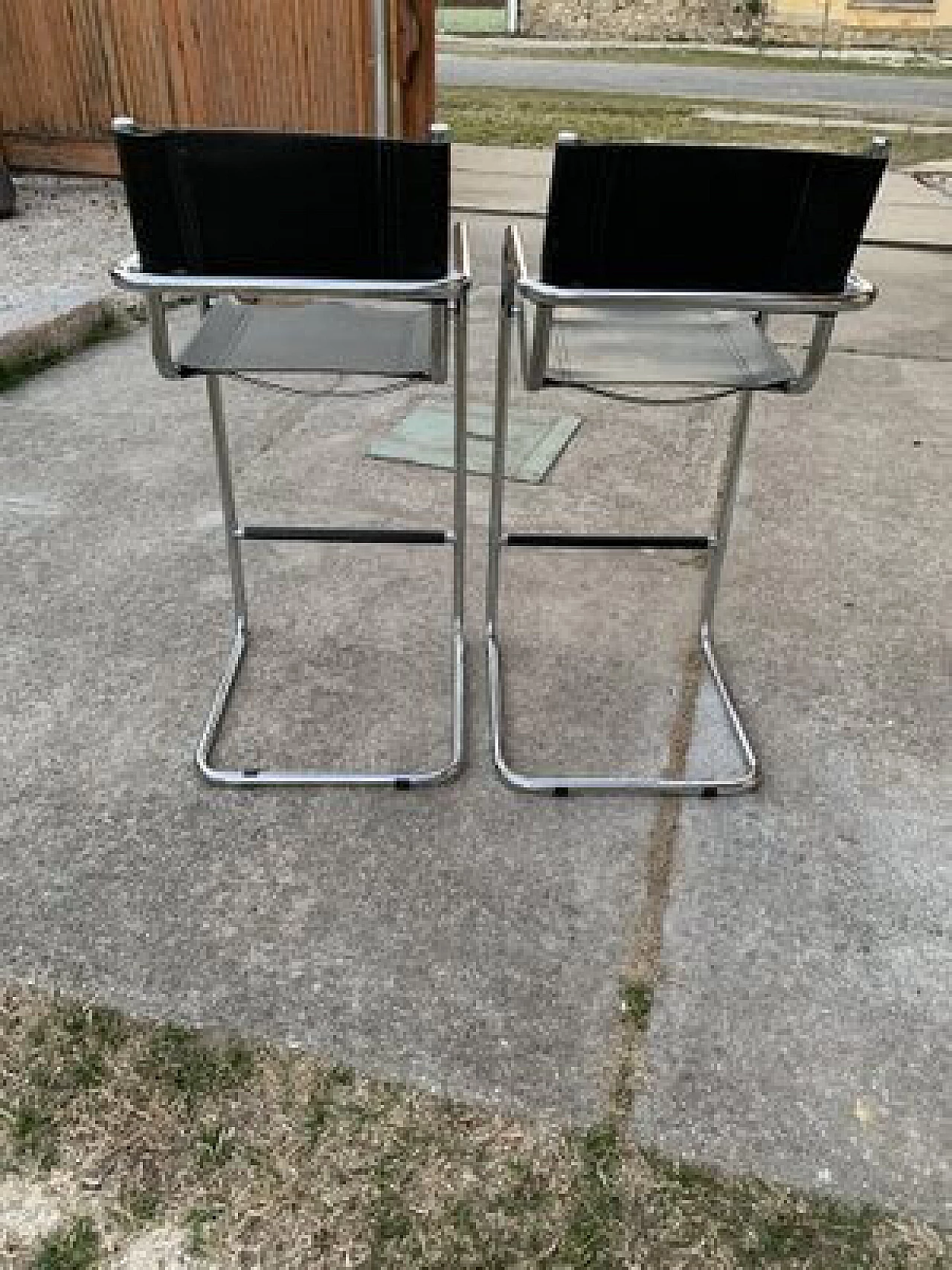 Coppia di sedie tubolari in similpelle nera, anni '70 3