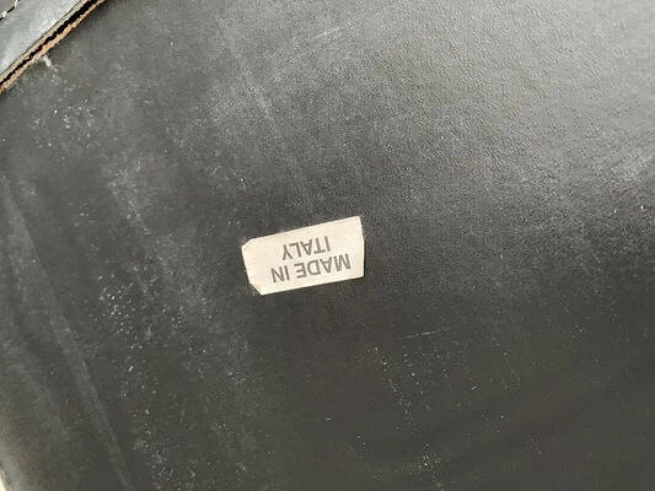 Coppia di sedie tubolari in similpelle nera, anni '70 6