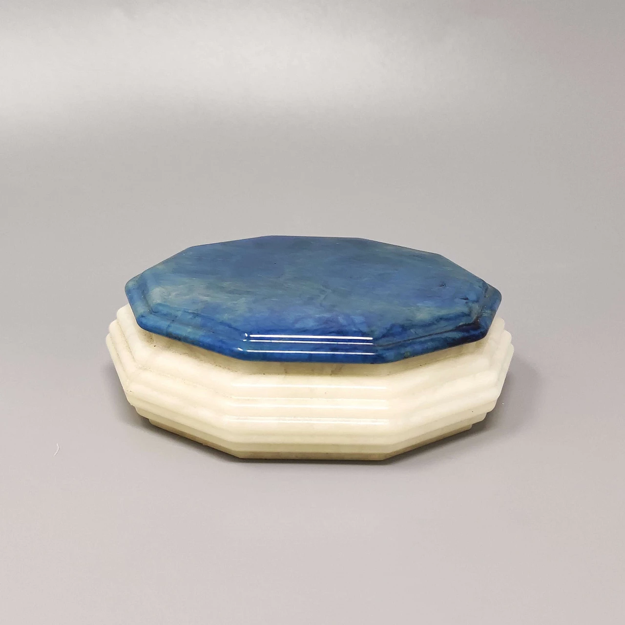 Scatola ottagonale blu e bianca in alabastro, anni '60 1