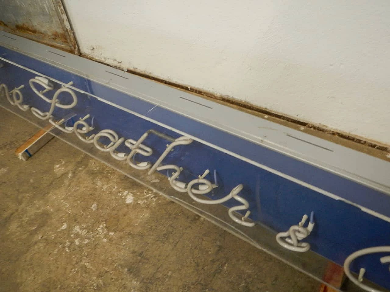 Scritta luminosa in plastica con luci a neon, anni '70 8