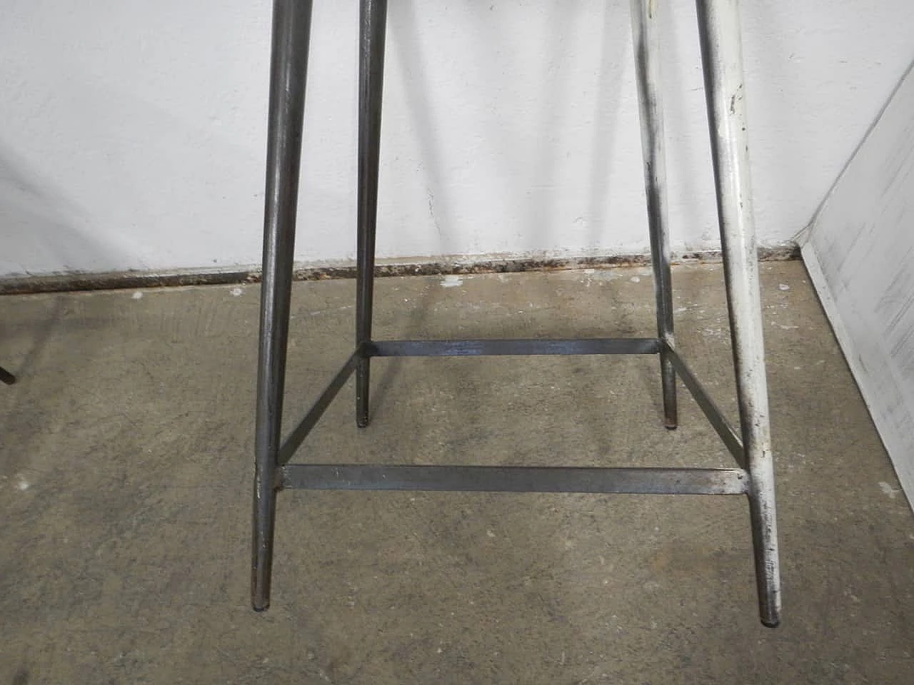 Sgabello da officina in ferro, anni '70 1