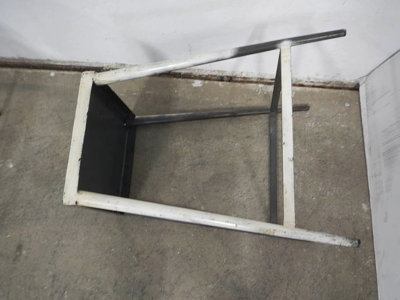 Sgabello da officina in ferro, anni '70 2