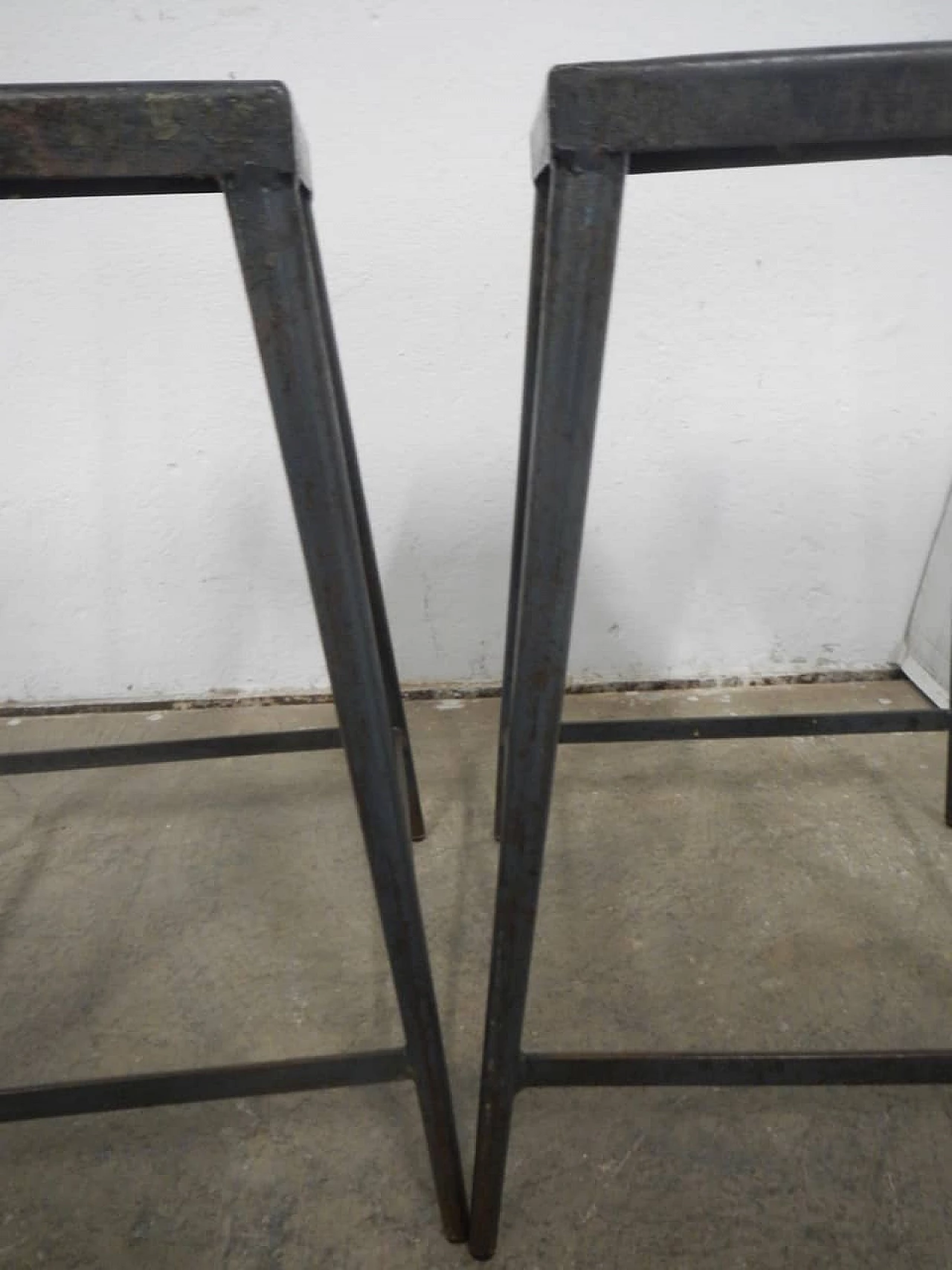 Coppia di sgabelli da officina in ferro, anni '70 1