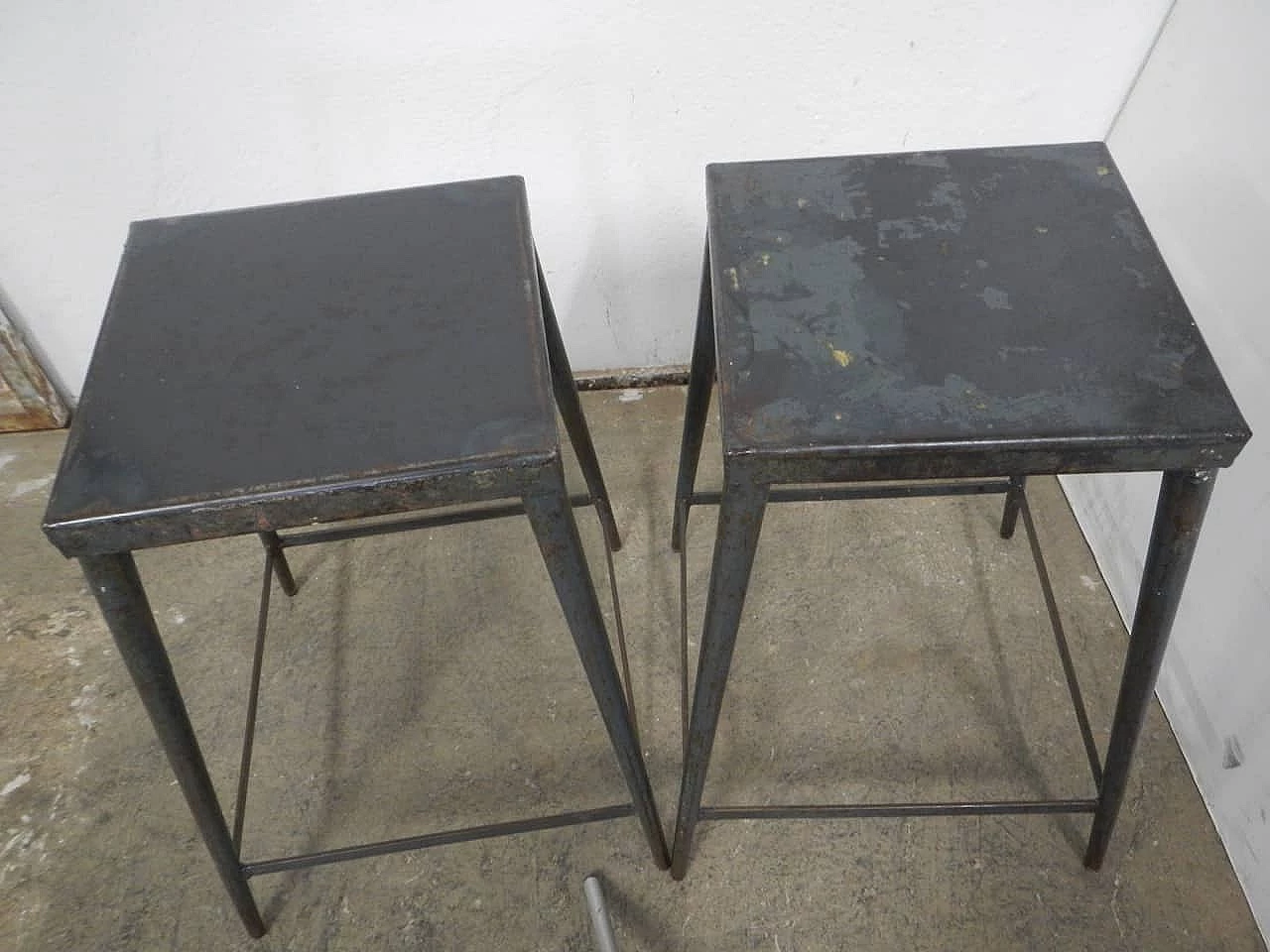 Coppia di sgabelli da officina in ferro, anni '70 7