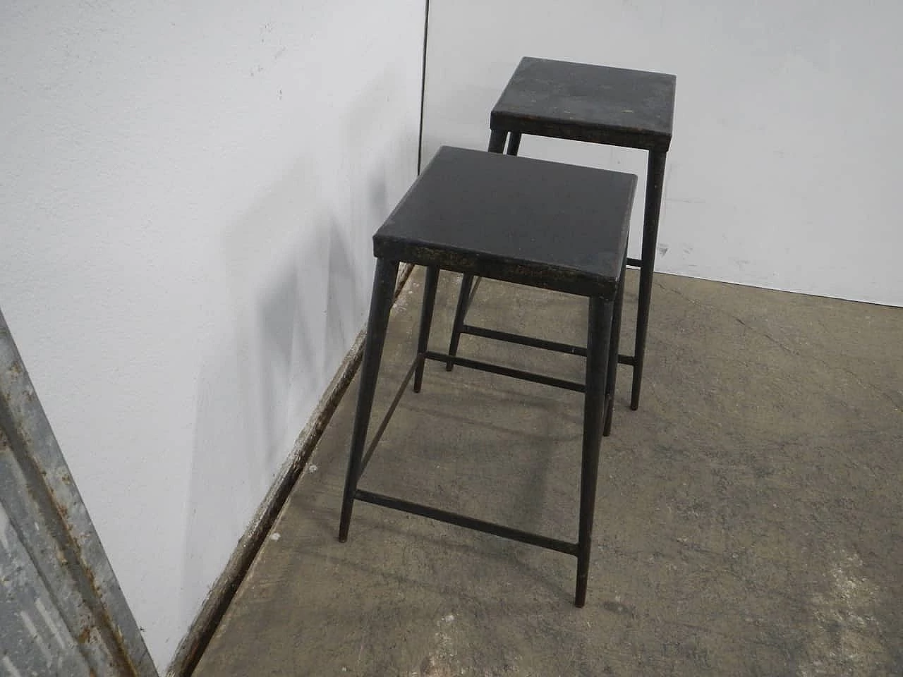 Coppia di sgabelli da officina in ferro, anni '70 8