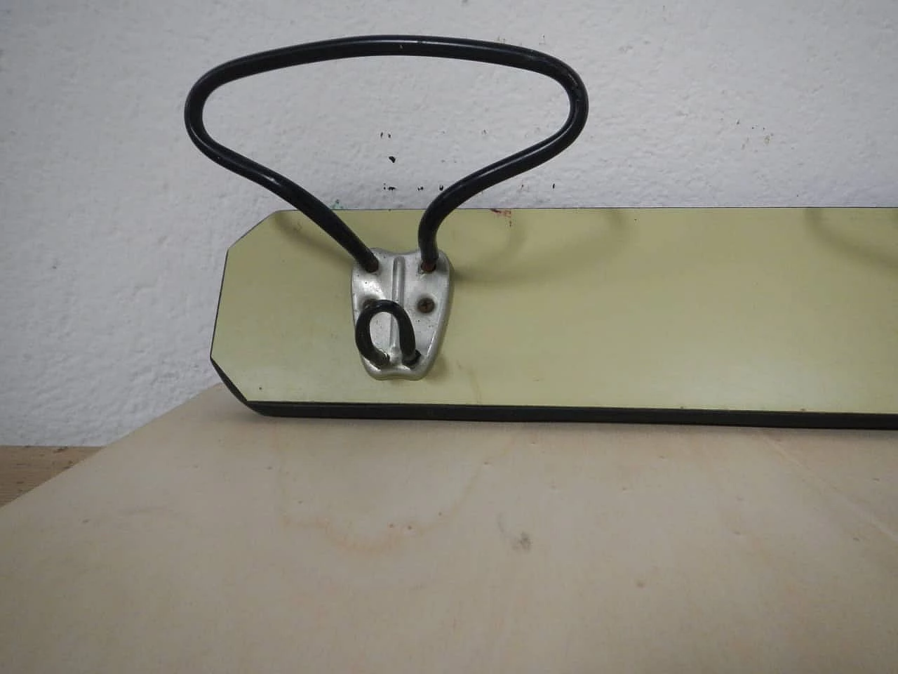 Appendiabiti in legno e formica, anni '60 4