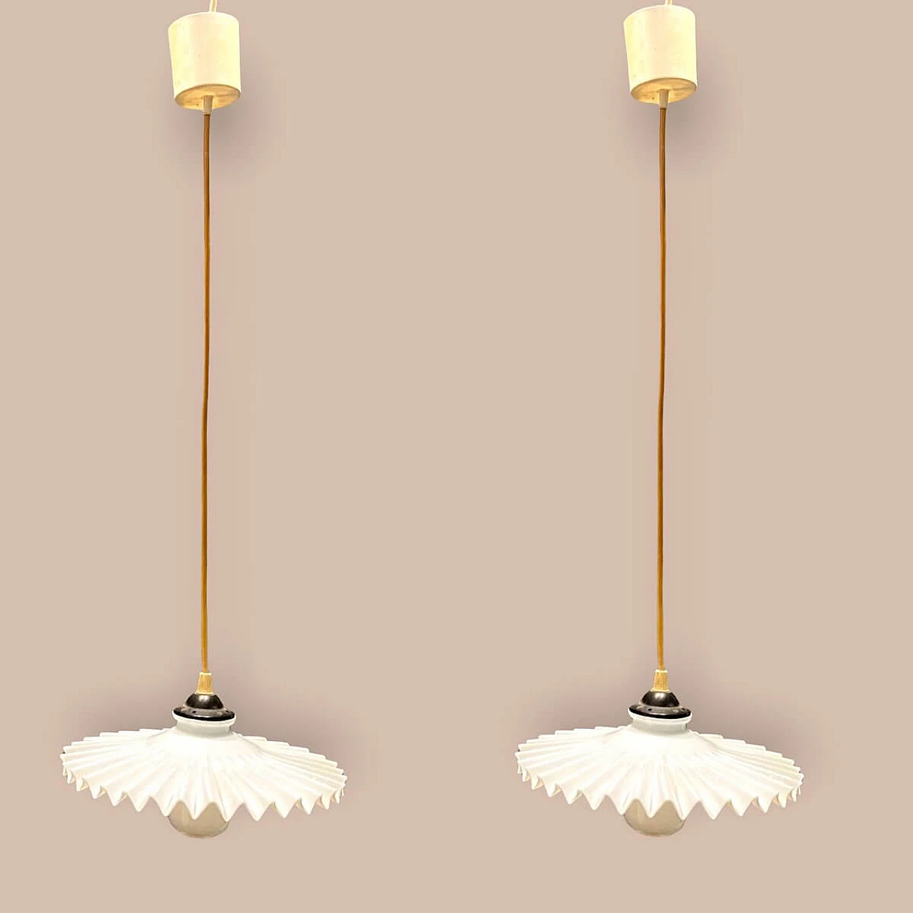 Coppia di lampadari in vetro plissettato opalino, anni '60 1