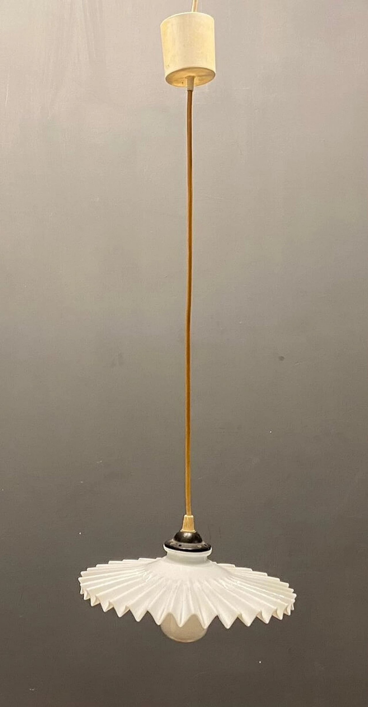 Coppia di lampadari in vetro plissettato opalino, anni '60 3