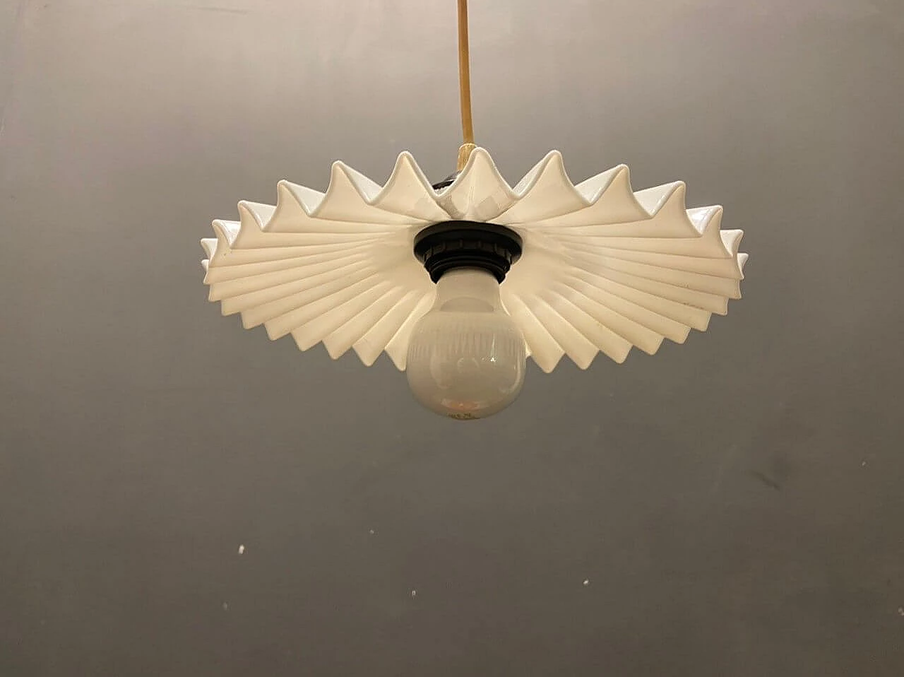 Coppia di lampadari in vetro plissettato opalino, anni '60 5