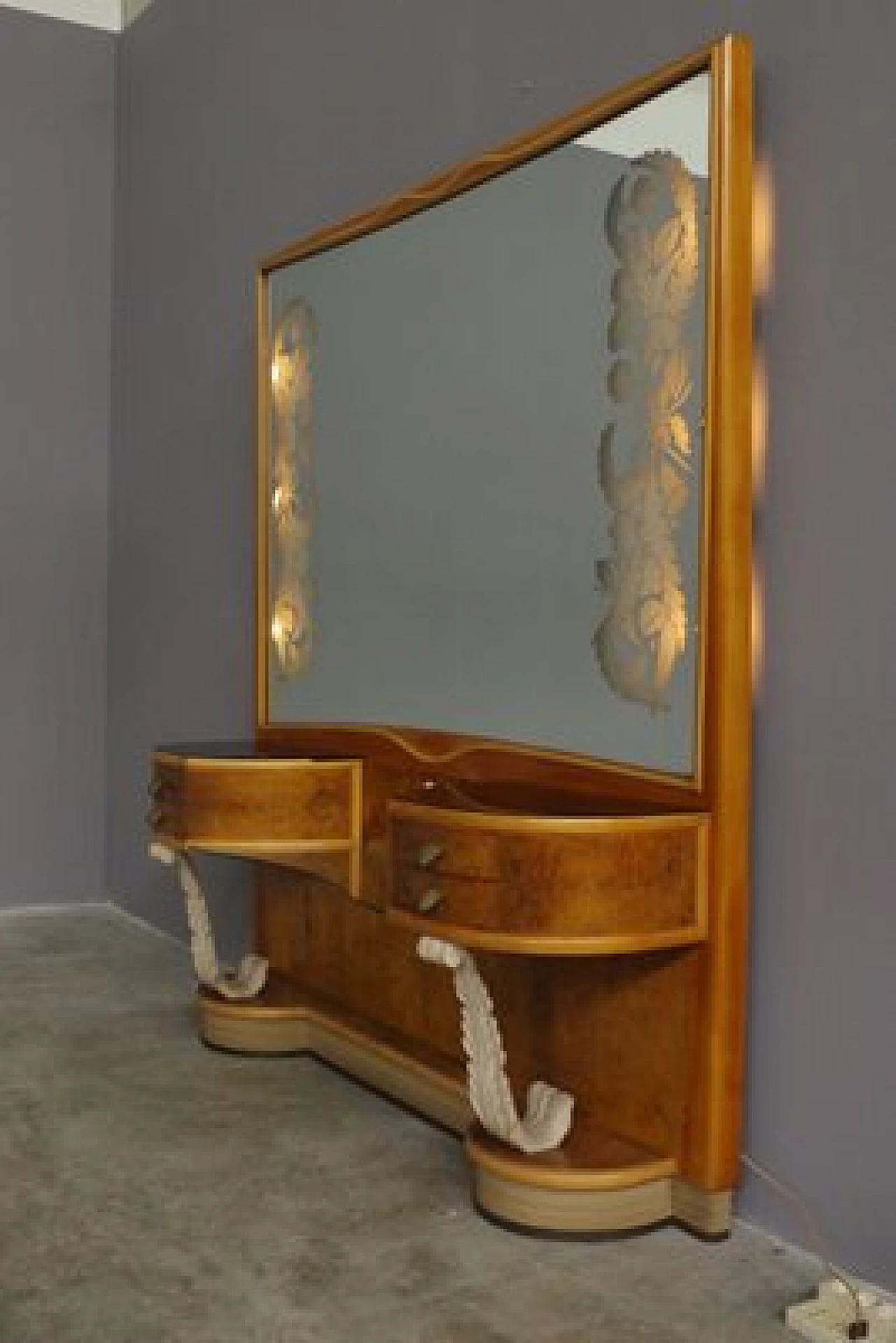 Consolle in legno con specchio decorato e tavolini, anni '50 3