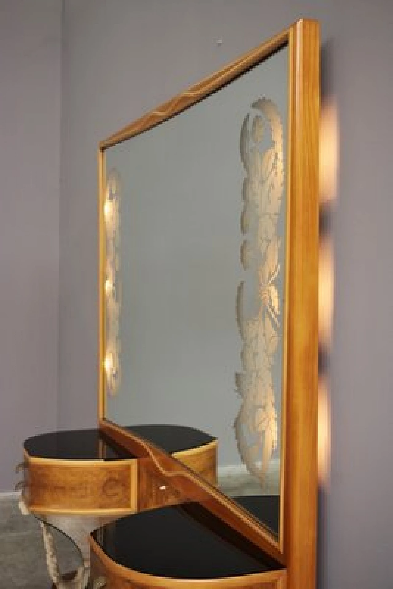 Consolle in legno con specchio decorato e tavolini, anni '50 15