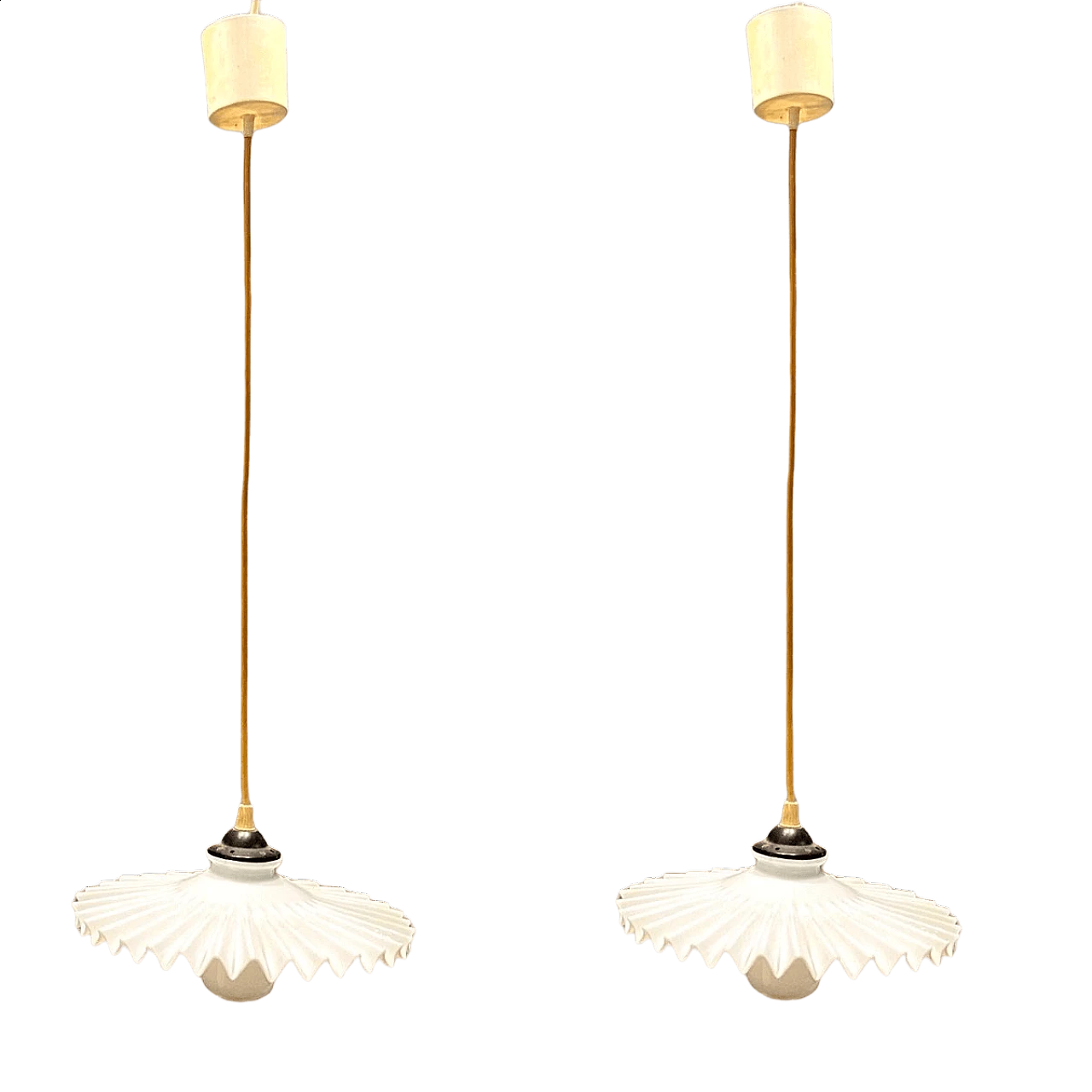 Coppia di lampadari in vetro plissettato opalino, anni '60 7