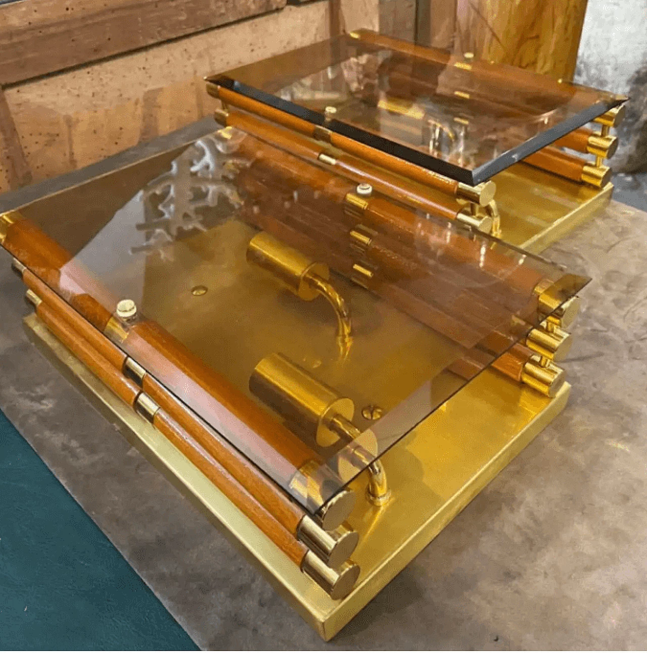 Coppia di lampade da parete in legno, ottone e vetro fumé, anni '70 4