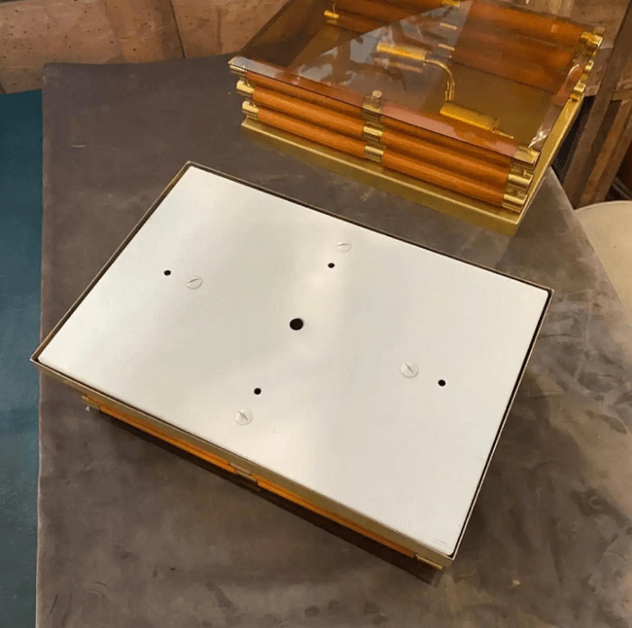 Coppia di lampade da parete in legno, ottone e vetro fumé, anni '70 6