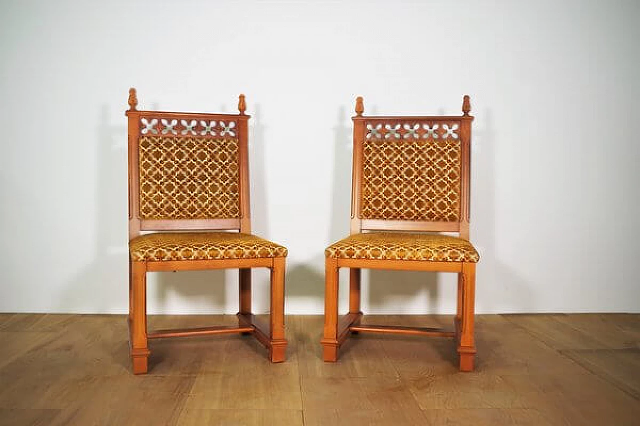 Coppia di sedie in legno intagliato e velluto, anni '70 1