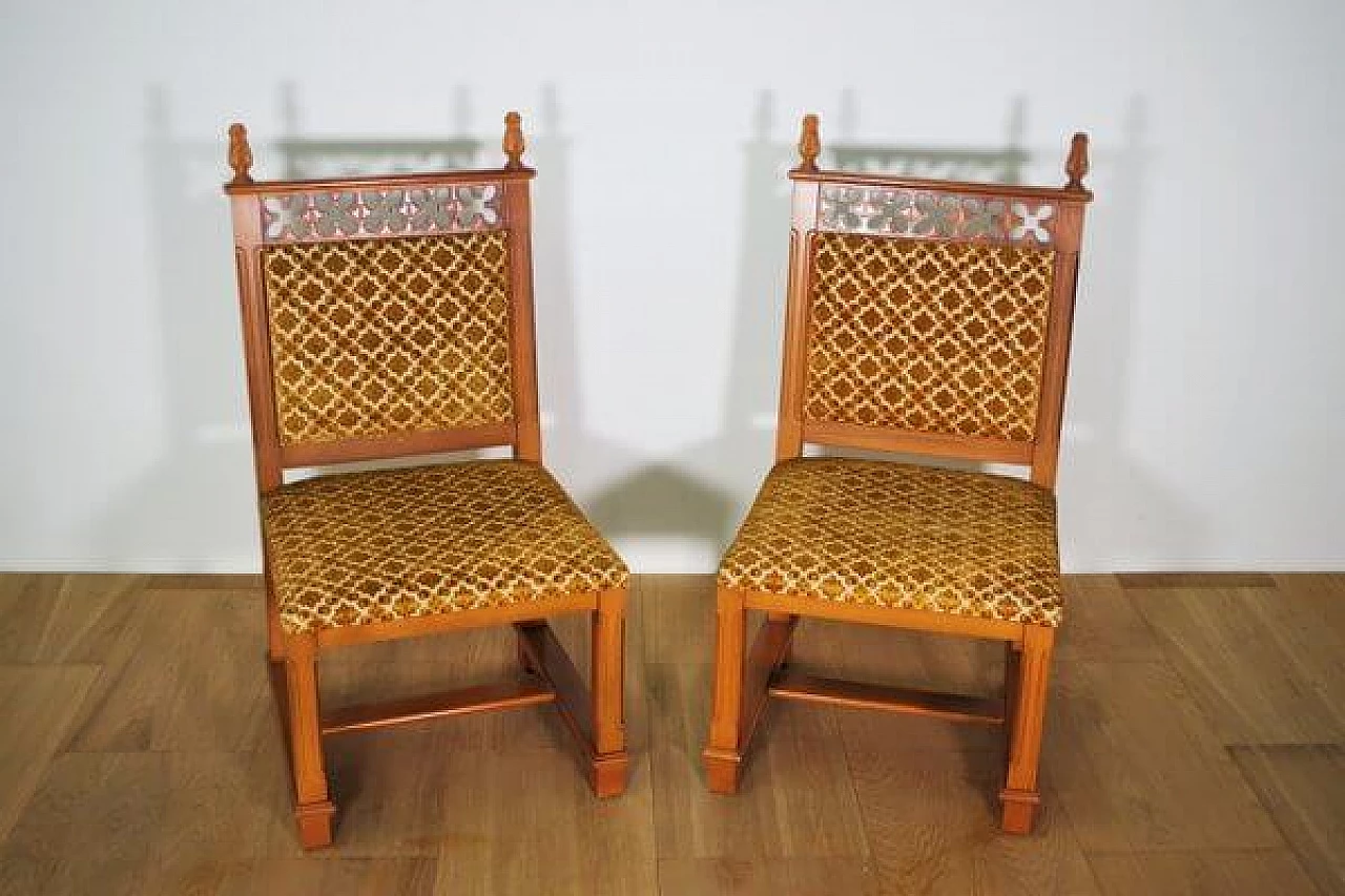 Coppia di sedie in legno intagliato e velluto, anni '70 2