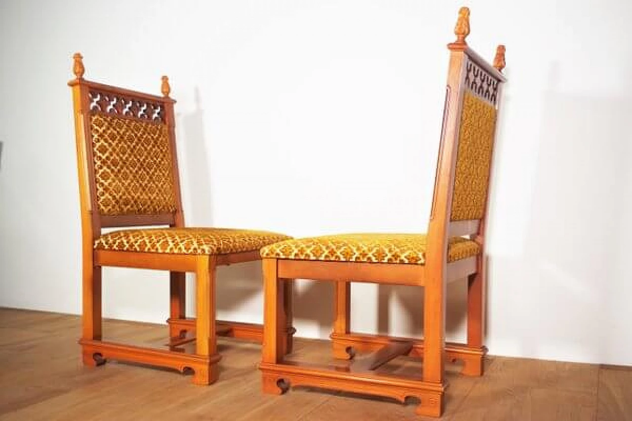 Coppia di sedie in legno intagliato e velluto, anni '70 3