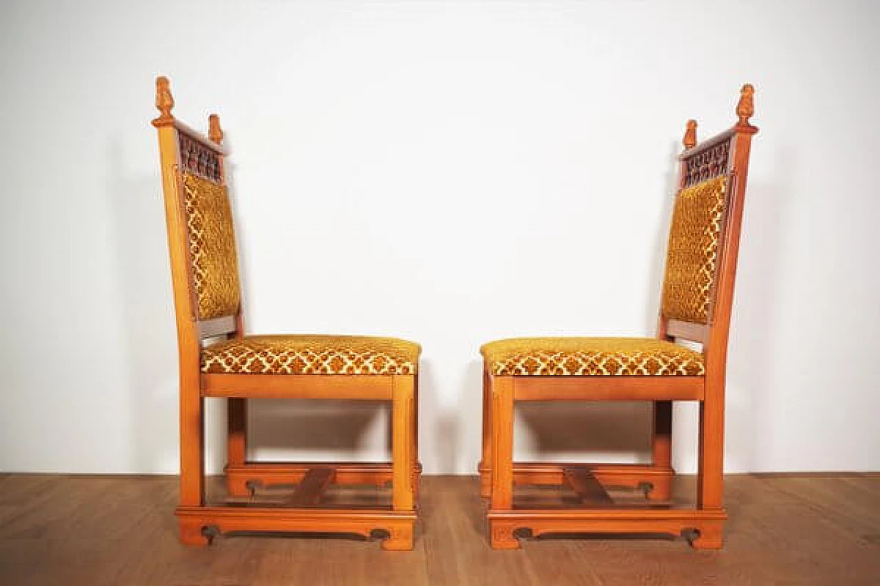 Coppia di sedie in legno intagliato e velluto, anni '70 4