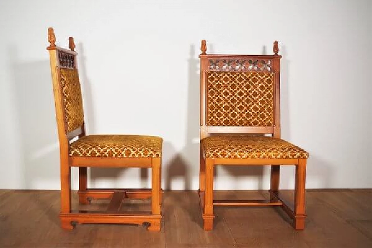 Coppia di sedie in legno intagliato e velluto, anni '70 5