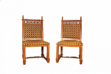 Coppia di sedie in legno intagliato e velluto, anni '70